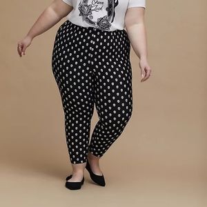 Torrid Retro Chic Audrey Pull on Pant Ponte Skulls